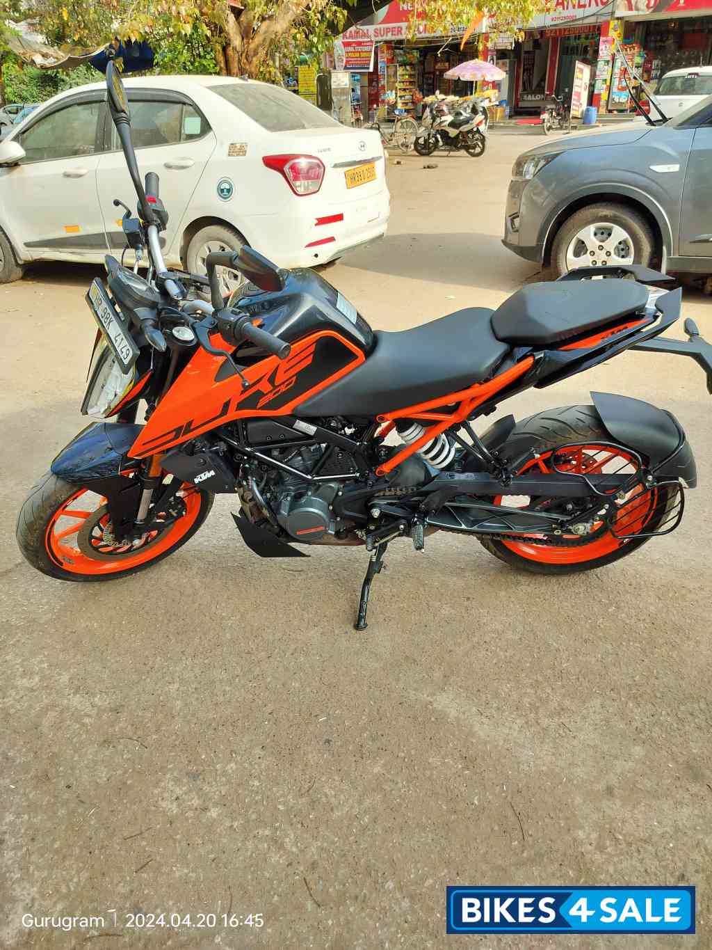 Orange KTM Duke 200 2022