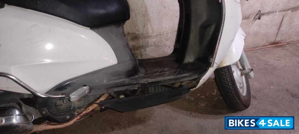 White Suzuki Access 125