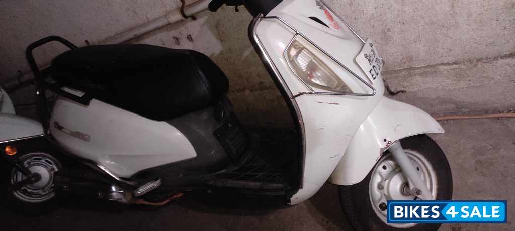 White Suzuki Access 125