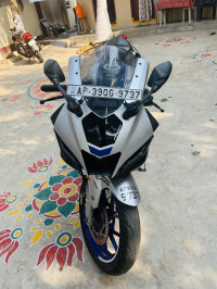 White Yamaha R15 V4