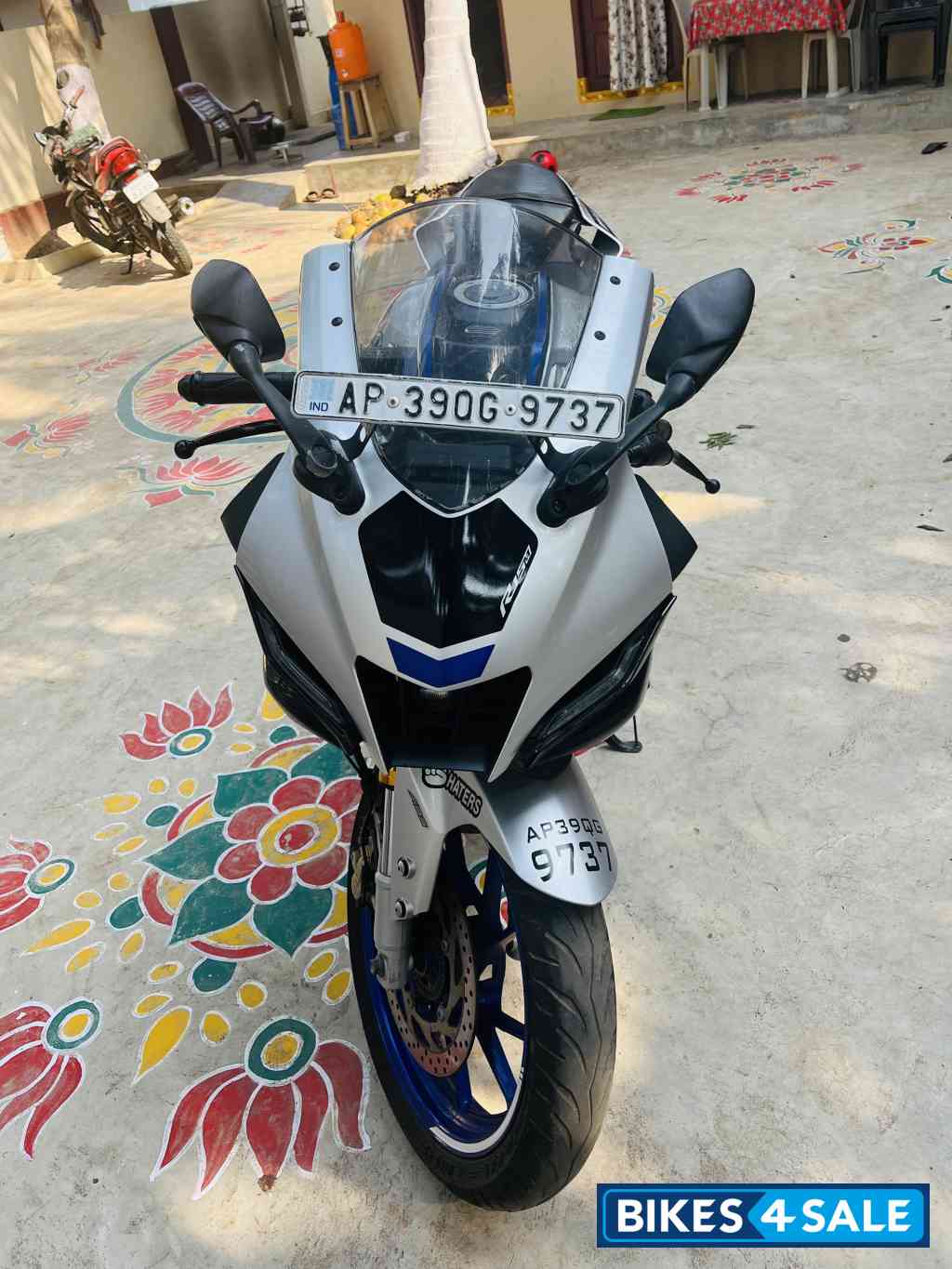 White Yamaha R15 V4 White Yamaha R15 V4