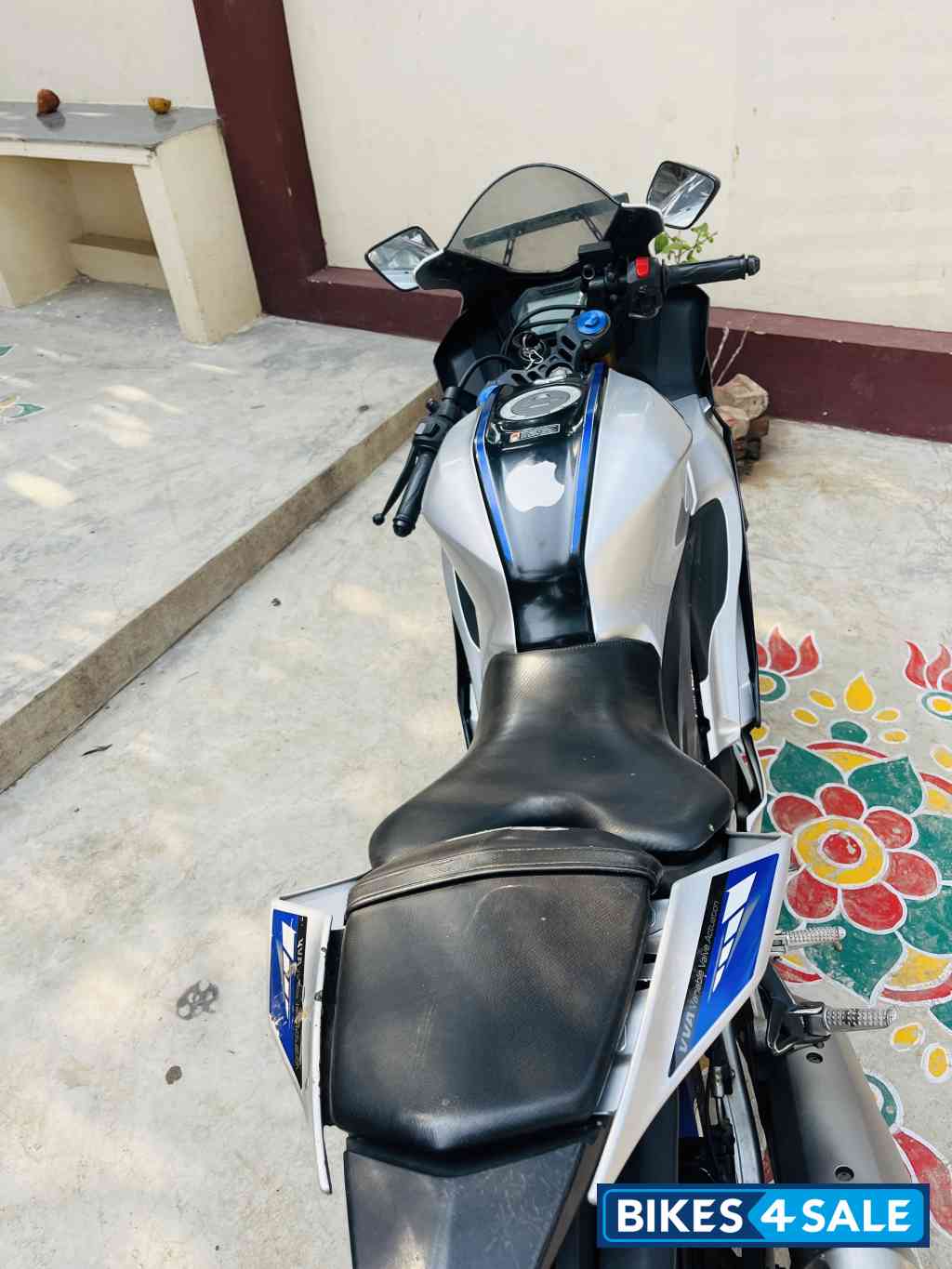 White Yamaha R15 V4 White Yamaha R15 V4