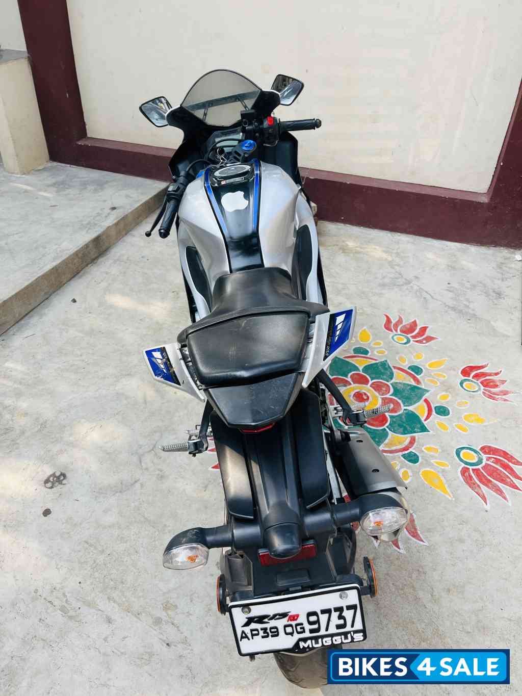 White Yamaha R15 V4 White Yamaha R15 V4