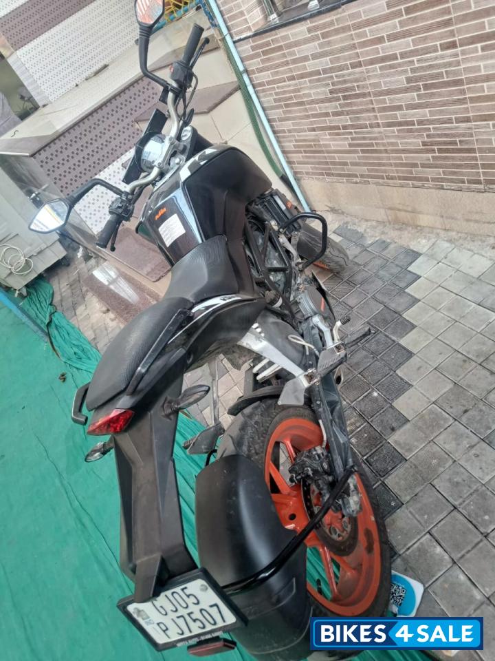 Black KTM Duke 200