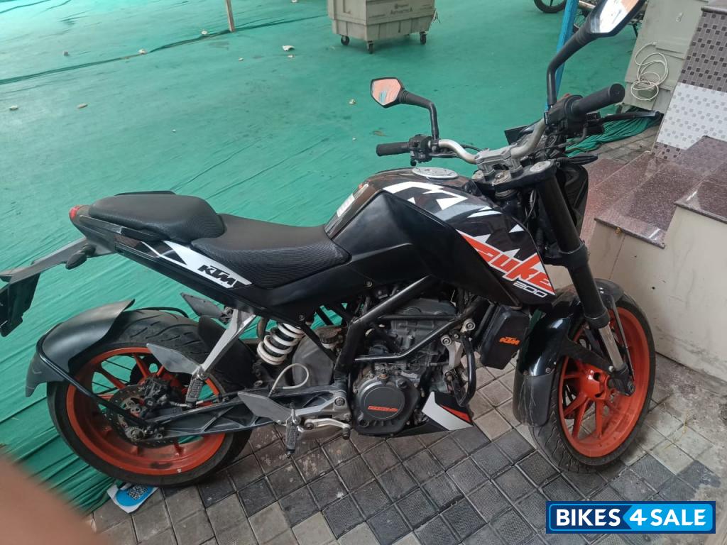 Black KTM Duke 200