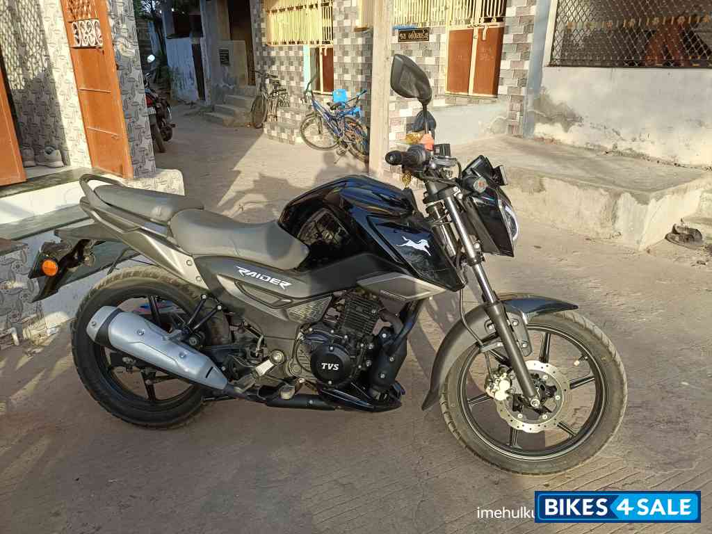 Black TVS Raider Split Seat