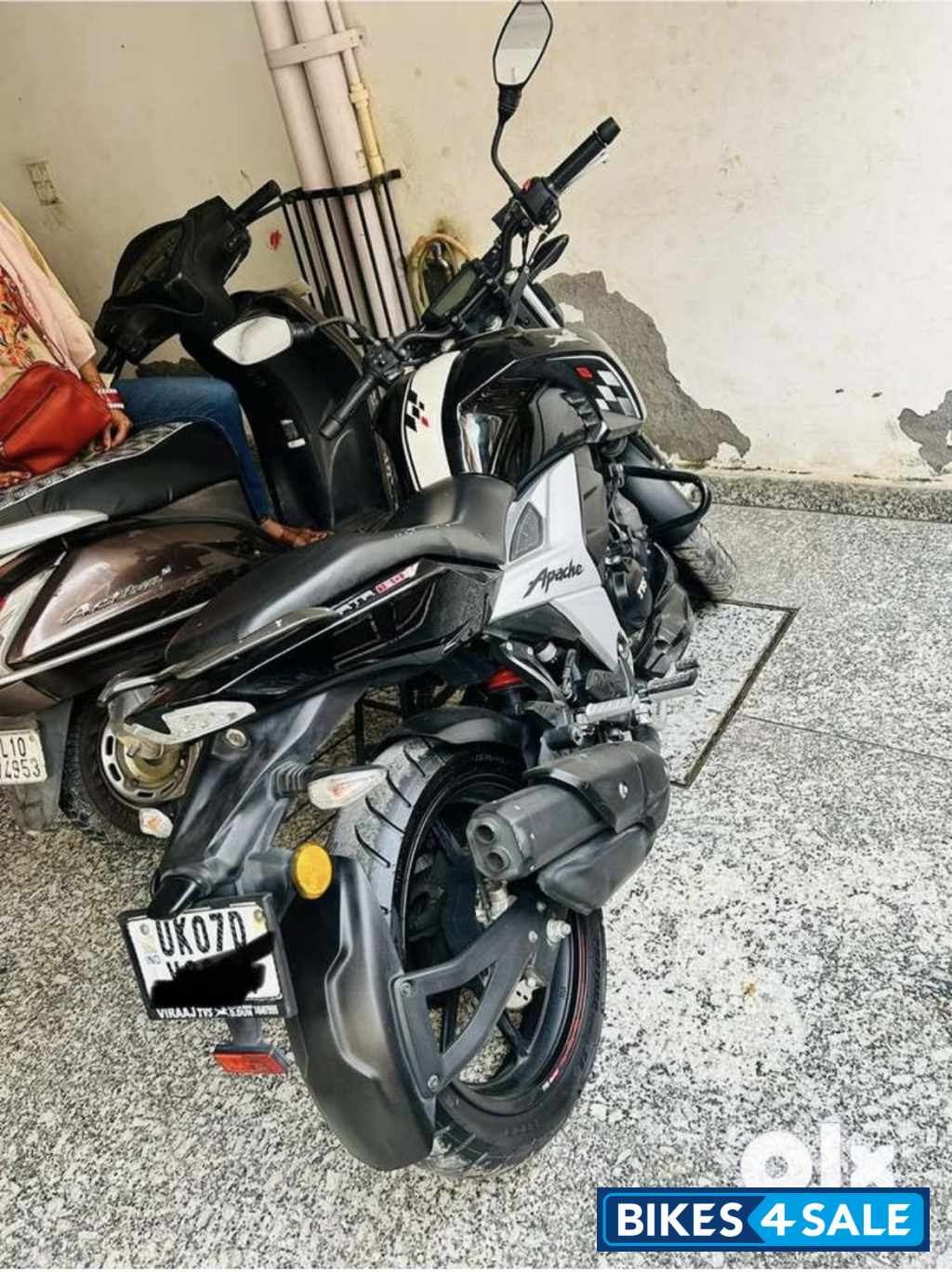 Black TVS Apache RTR 160 4V