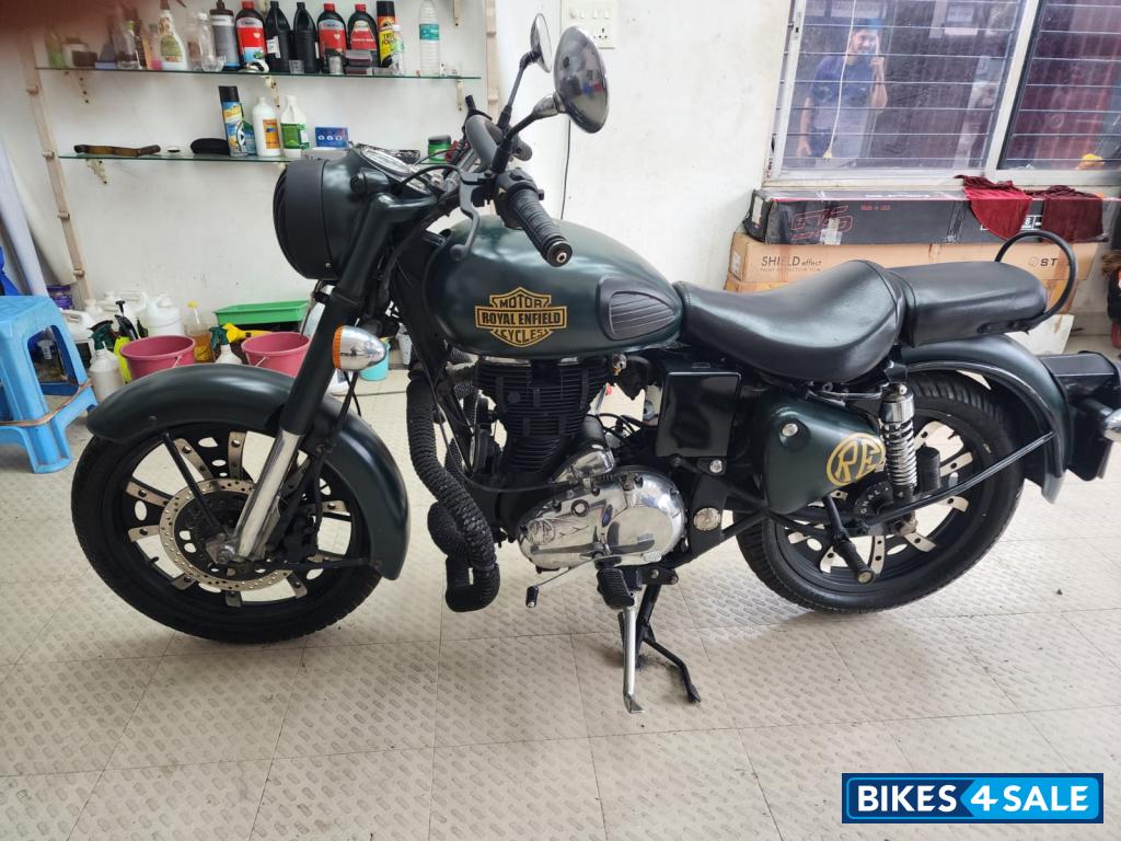 Black Royal Enfield Bullet Standard 350