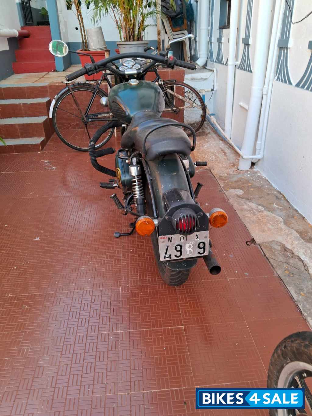 Black Royal Enfield Bullet Standard 350