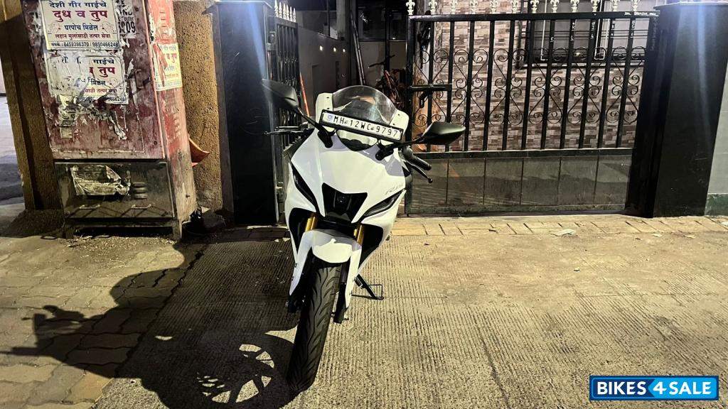 Intensity White Yamaha R15 V4