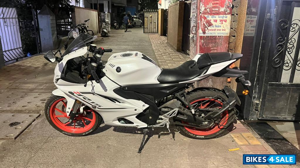 Intensity White Yamaha R15 V4