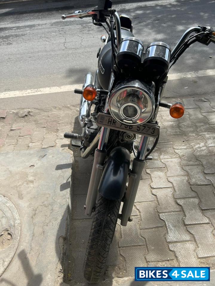 Met Black Royal Enfield Thunderbird 350