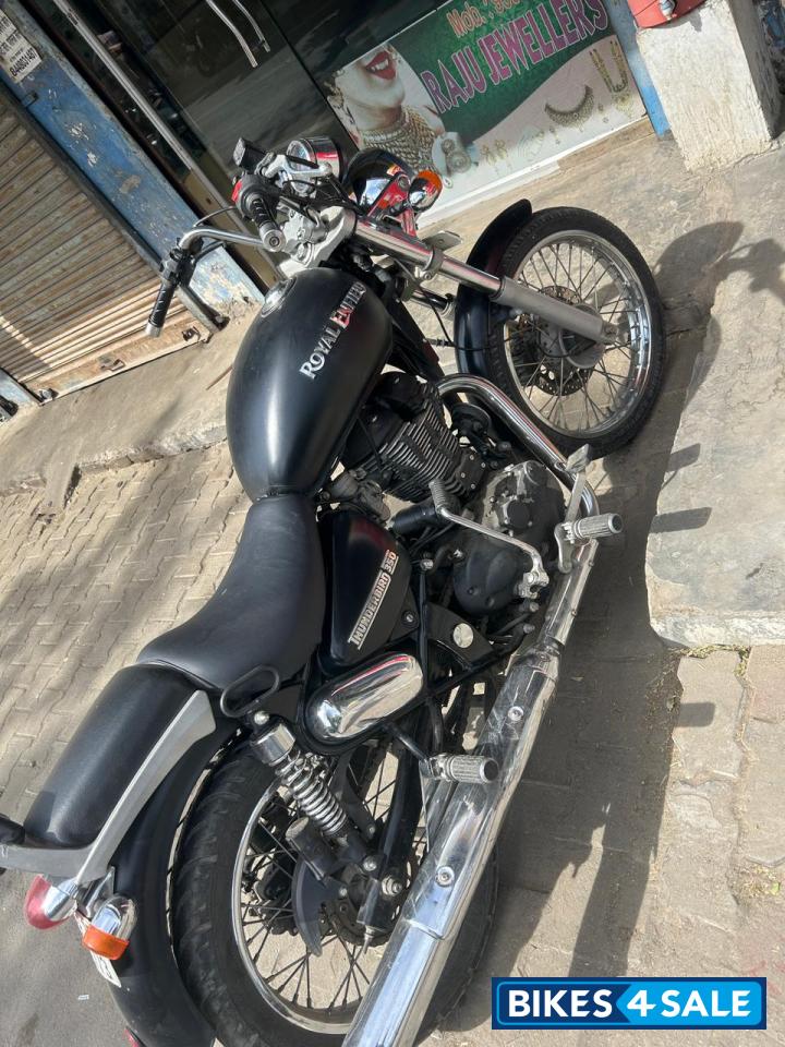 Met Black Royal Enfield Thunderbird 350