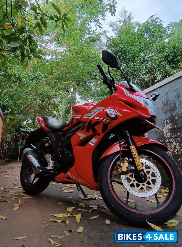 Red Suzuki Gixxer SF