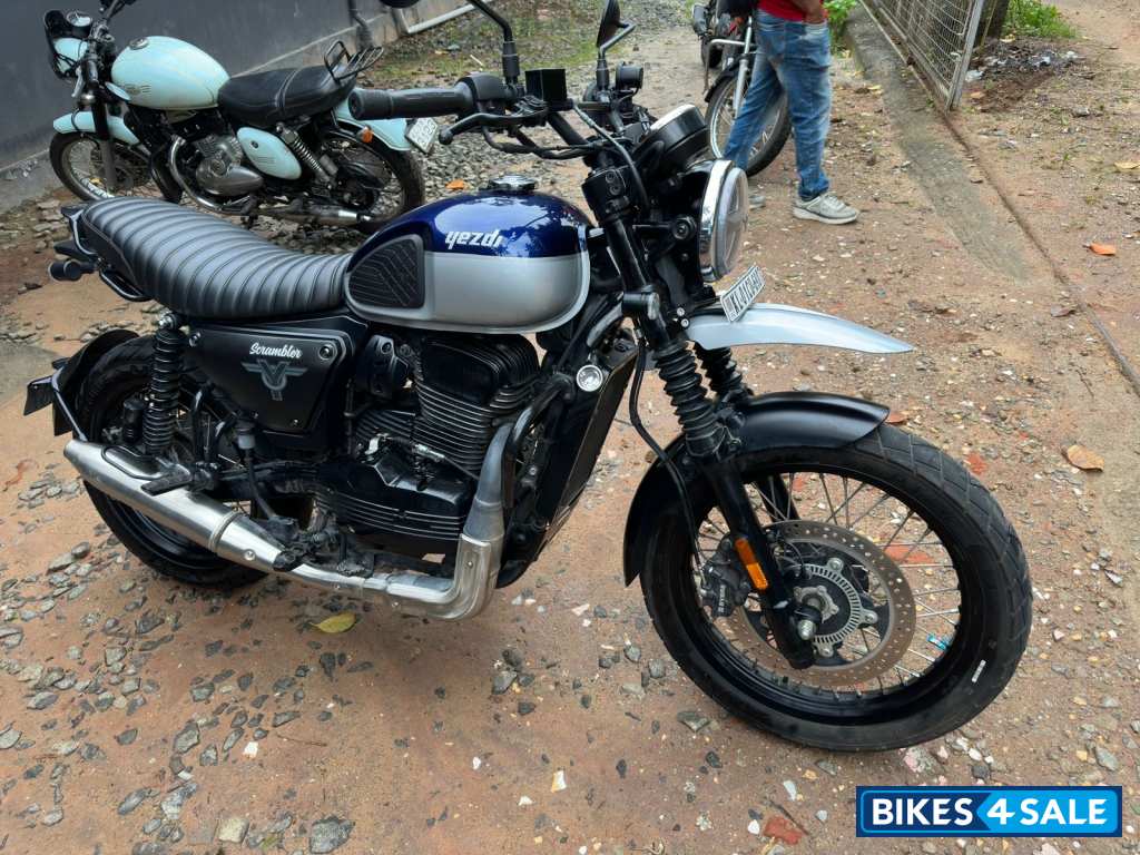 Yezdi Scrambler Dual Tone