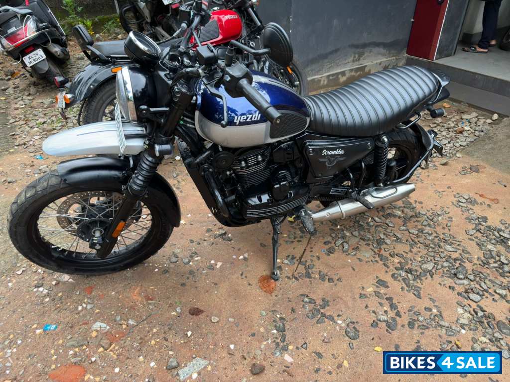 Yezdi Scrambler Dual Tone