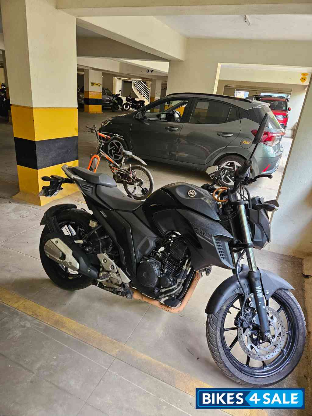 Black Yamaha FZ25