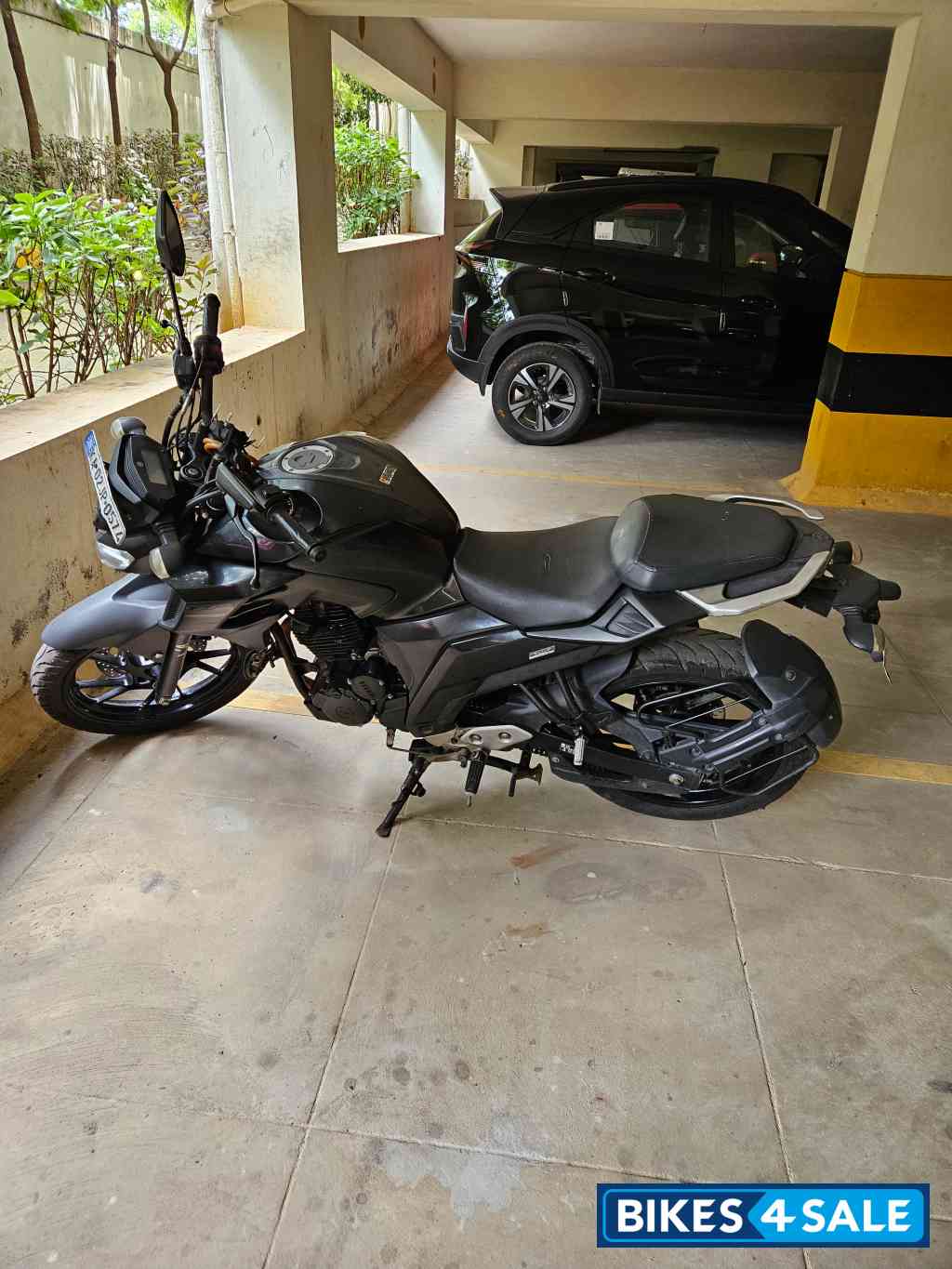 Black Yamaha FZ25