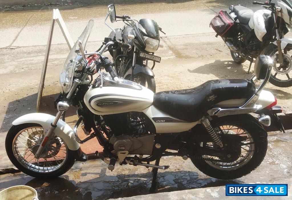 White Bajaj Avenger Cruise 220 BS6