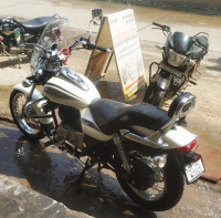 White Bajaj Avenger Cruise 220 BS6