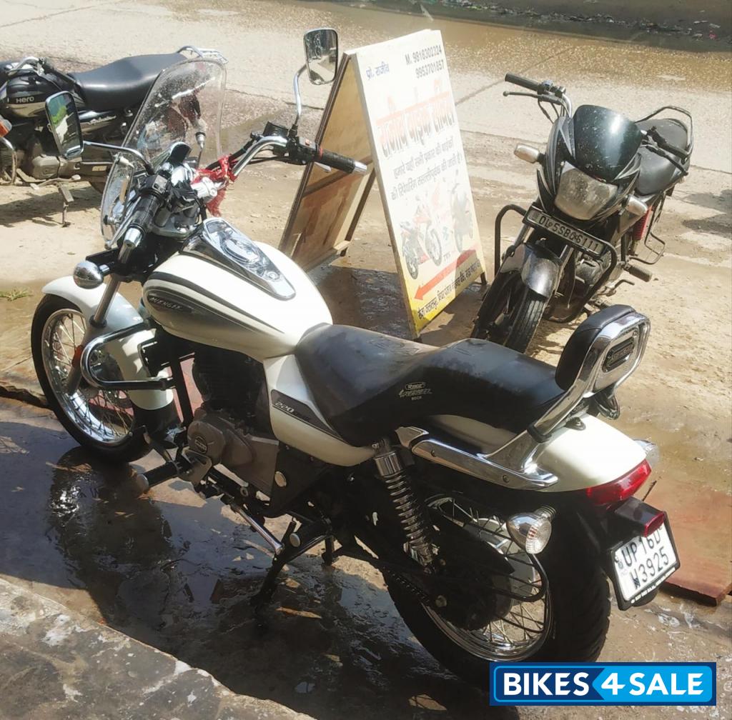 White Bajaj Avenger Cruise 220 BS6