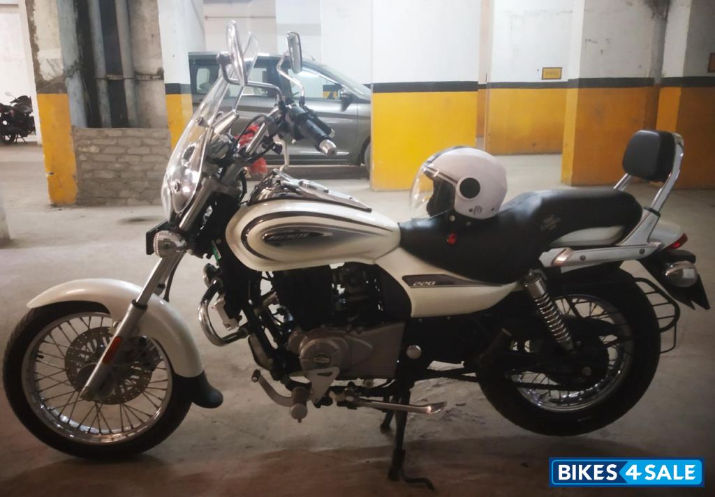 White Bajaj Avenger Cruise 220 BS6