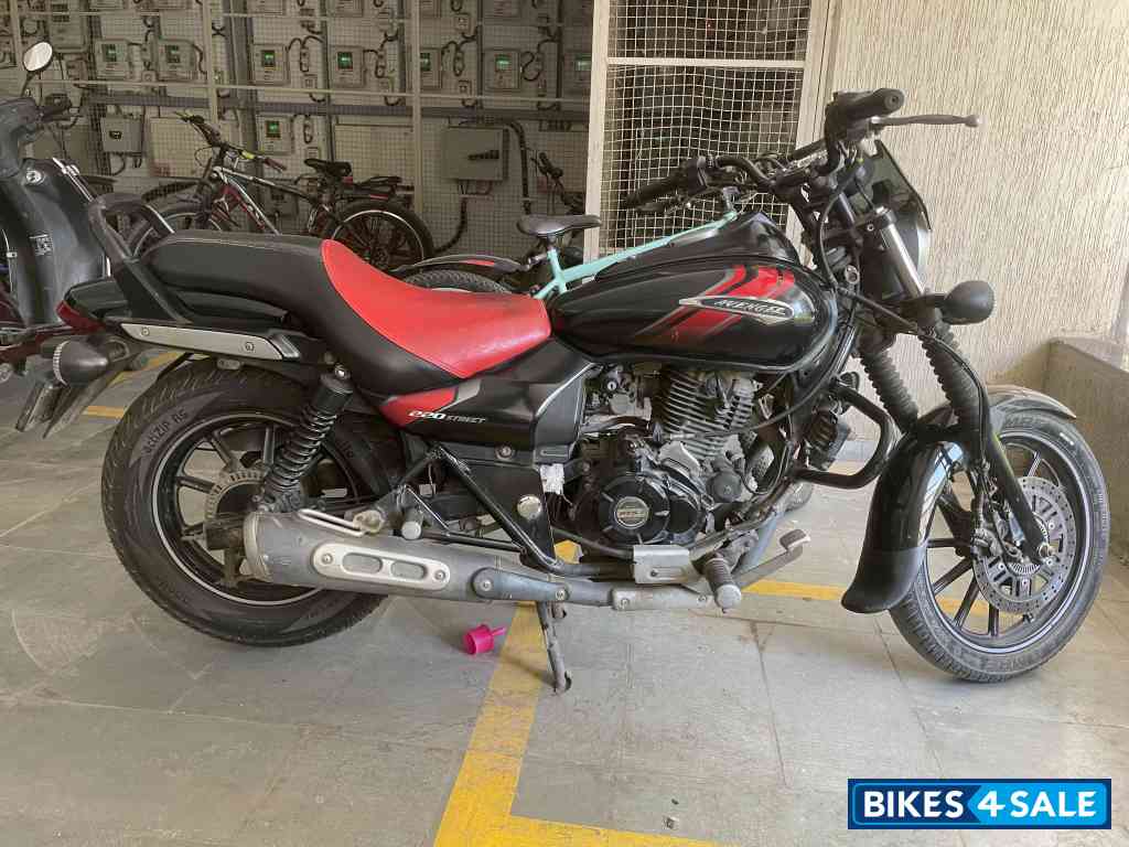 Black Bajaj Avenger Street 220 BS6