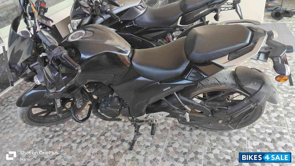 Black Yamaha FZ25