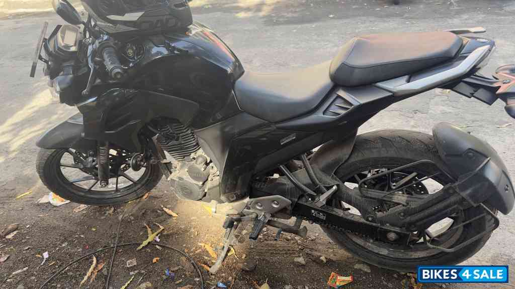 Black Yamaha FZ25