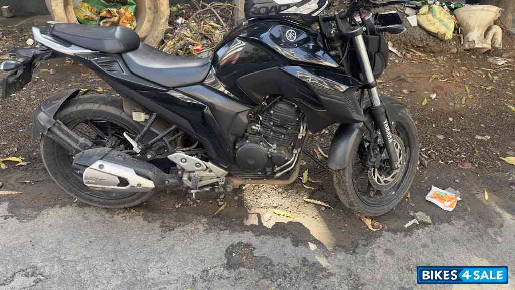 Black Yamaha FZ25