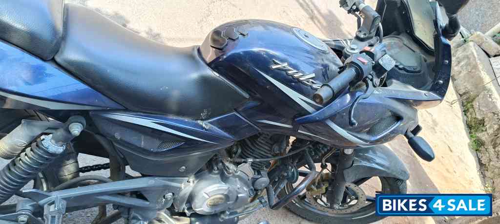 Blue Bajaj Pulsar 220 DTSFi Blue Bajaj Pulsar 220 DTSFi