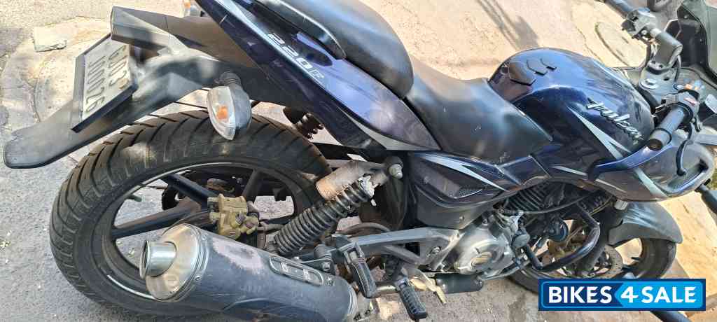 Blue Bajaj Pulsar 220 DTSFi Blue Bajaj Pulsar 220 DTSFi