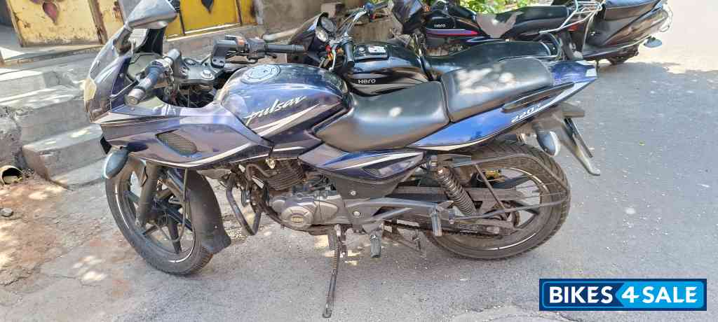 Blue Bajaj Pulsar 220 DTSFi Blue Bajaj Pulsar 220 DTSFi