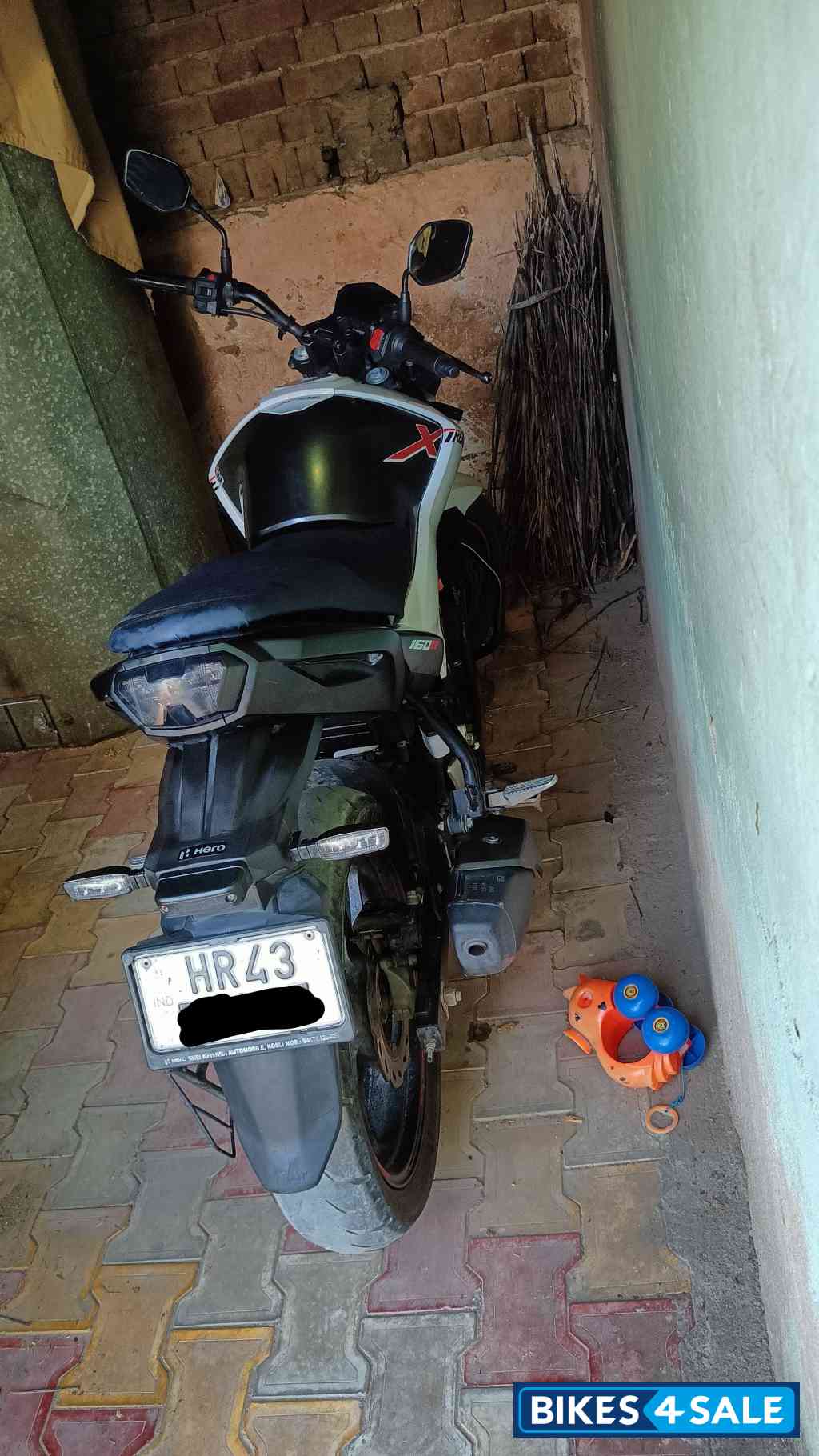 White Hero Xtreme 160R BS6