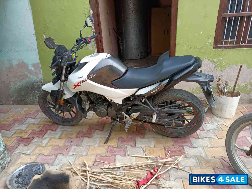 White Hero Xtreme 160R BS6