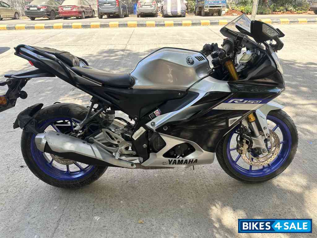 Silver & Blac Yamaha R15M