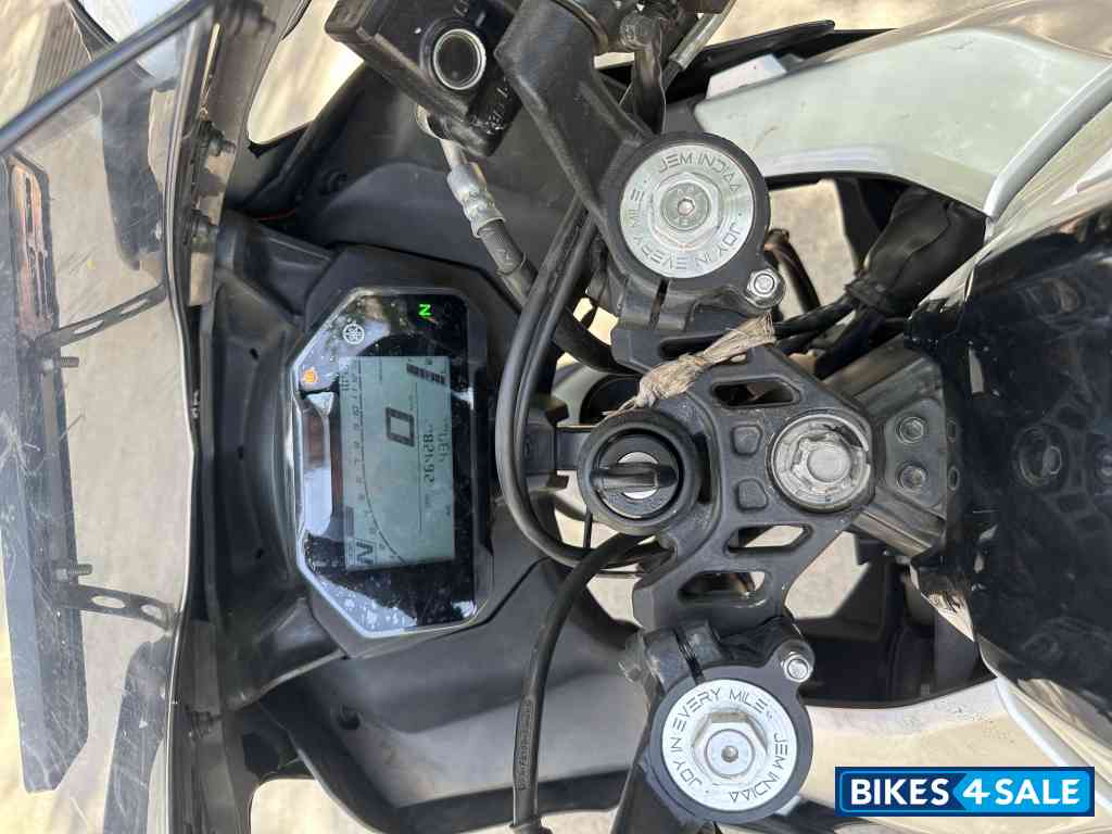 Silver & Blac Yamaha R15M