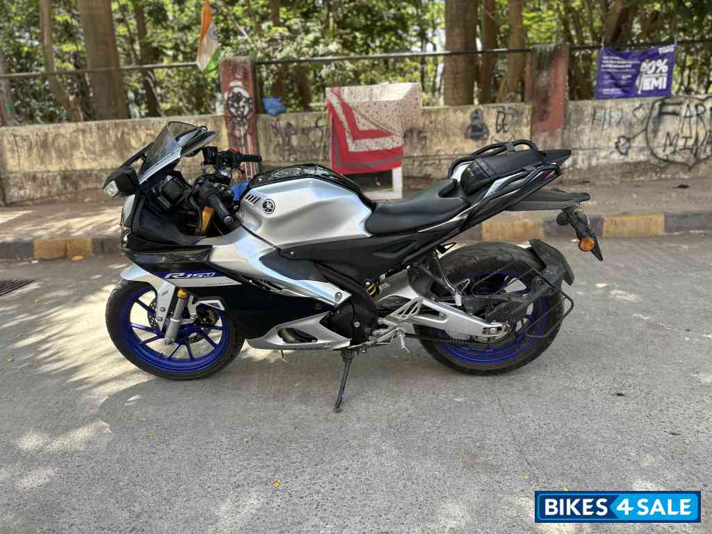 Silver & Blac Yamaha R15M