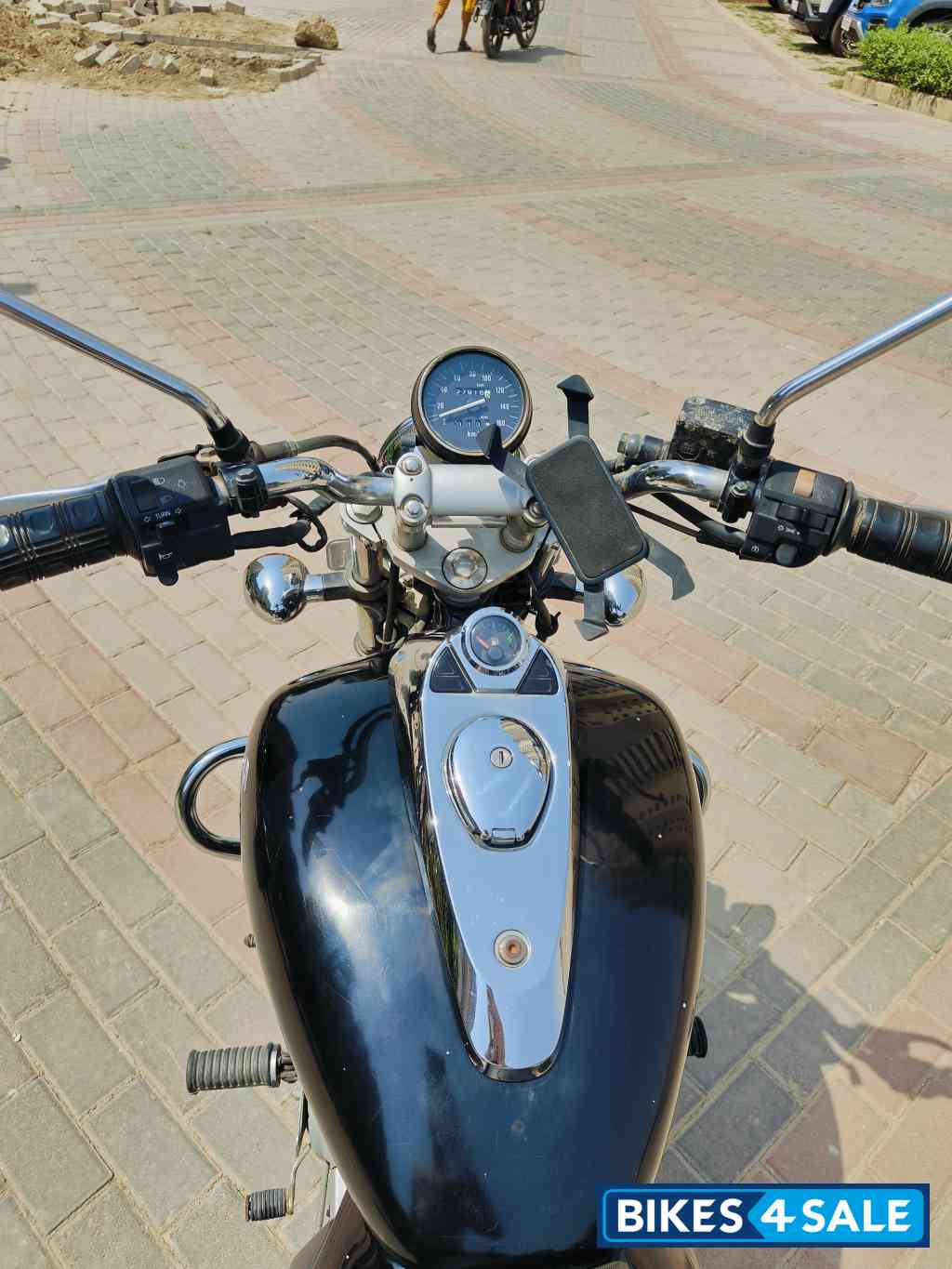 Black Bajaj Avenger 220 DTS-i