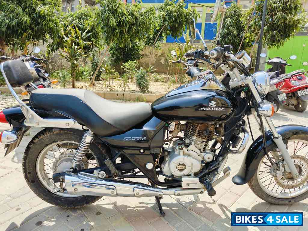 Black Bajaj Avenger 220 DTS-i Black Bajaj Avenger 220 DTS-i