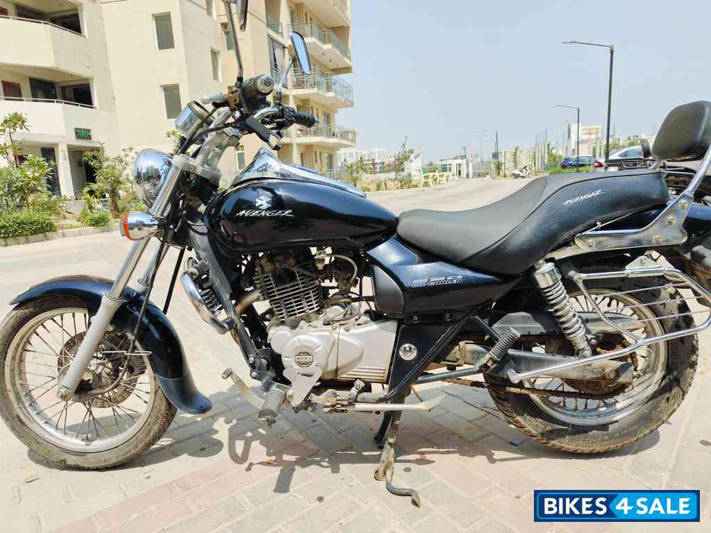 Black Bajaj Avenger 220 DTS-i Black Bajaj Avenger 220 DTS-i