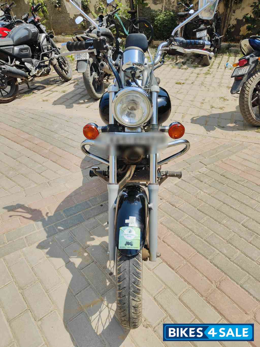 Black Bajaj Avenger 220 DTS-i Black Bajaj Avenger 220 DTS-i