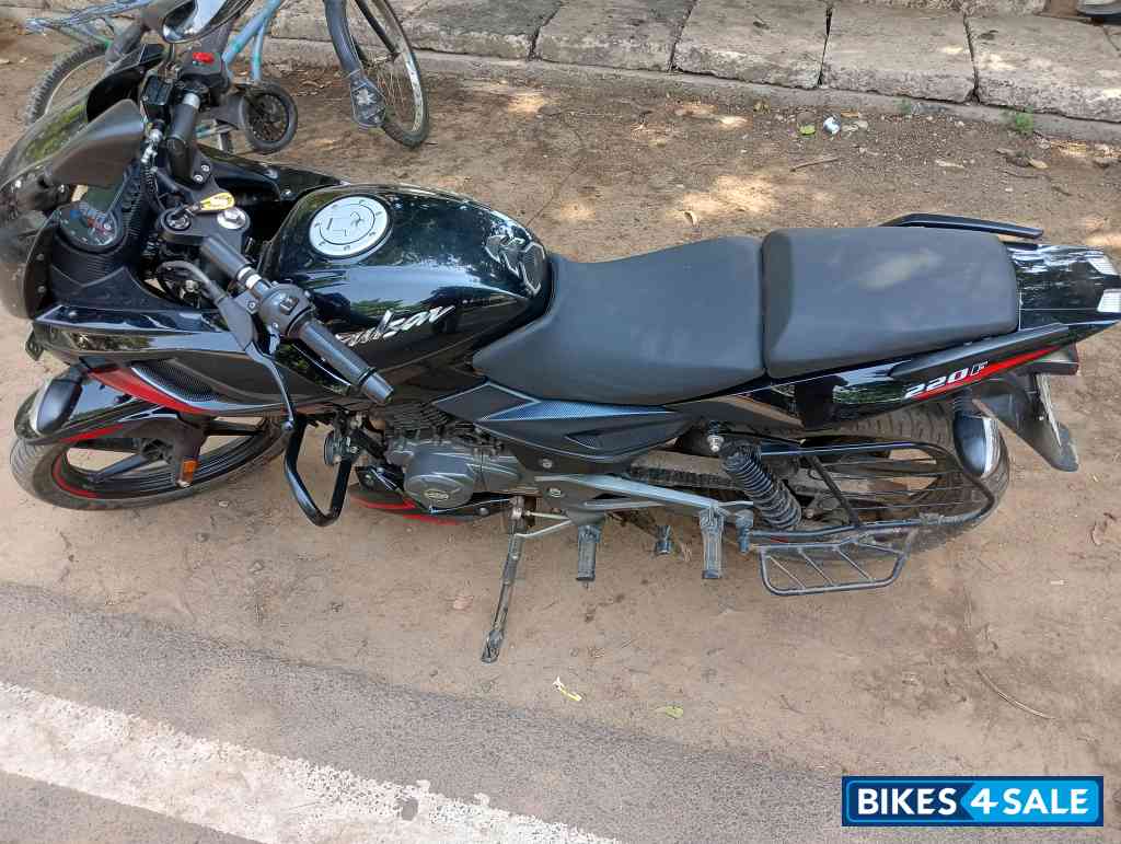Black Bajaj Pulsar 220F BS6