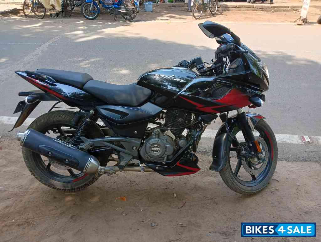 Black Bajaj Pulsar 220F BS6
