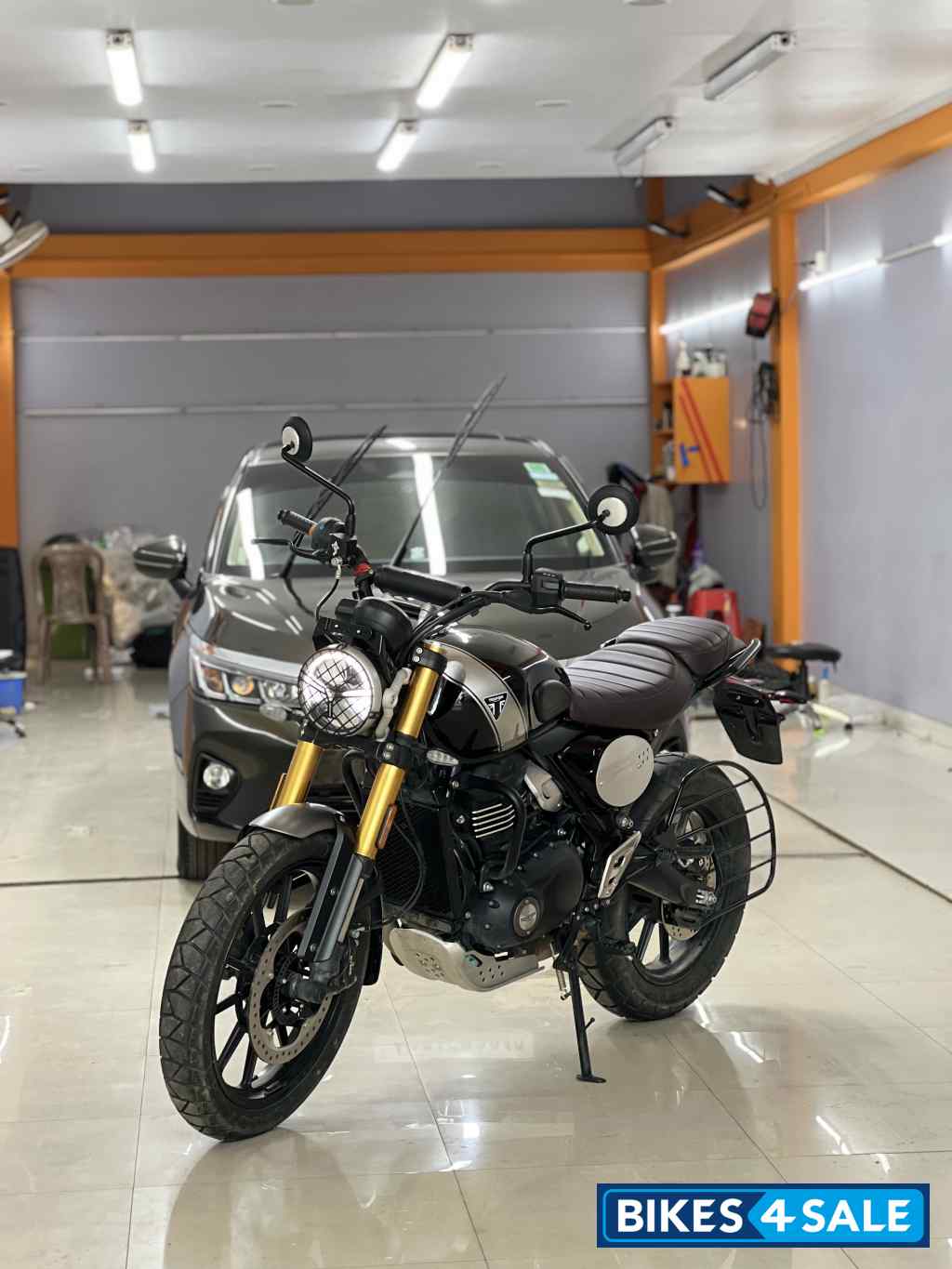 Black Triumph Scrambler 400 X