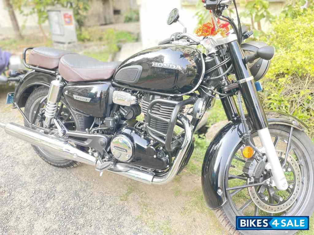 Black Honda CB350 DLX