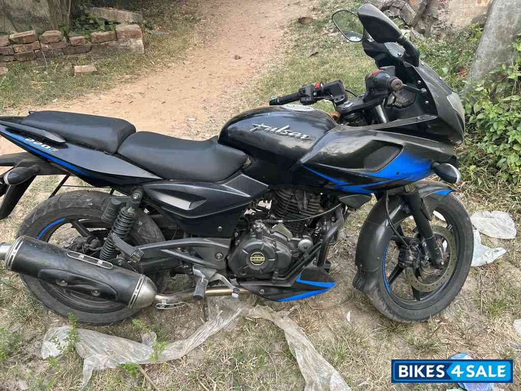 Bajaj Pulsar 220F