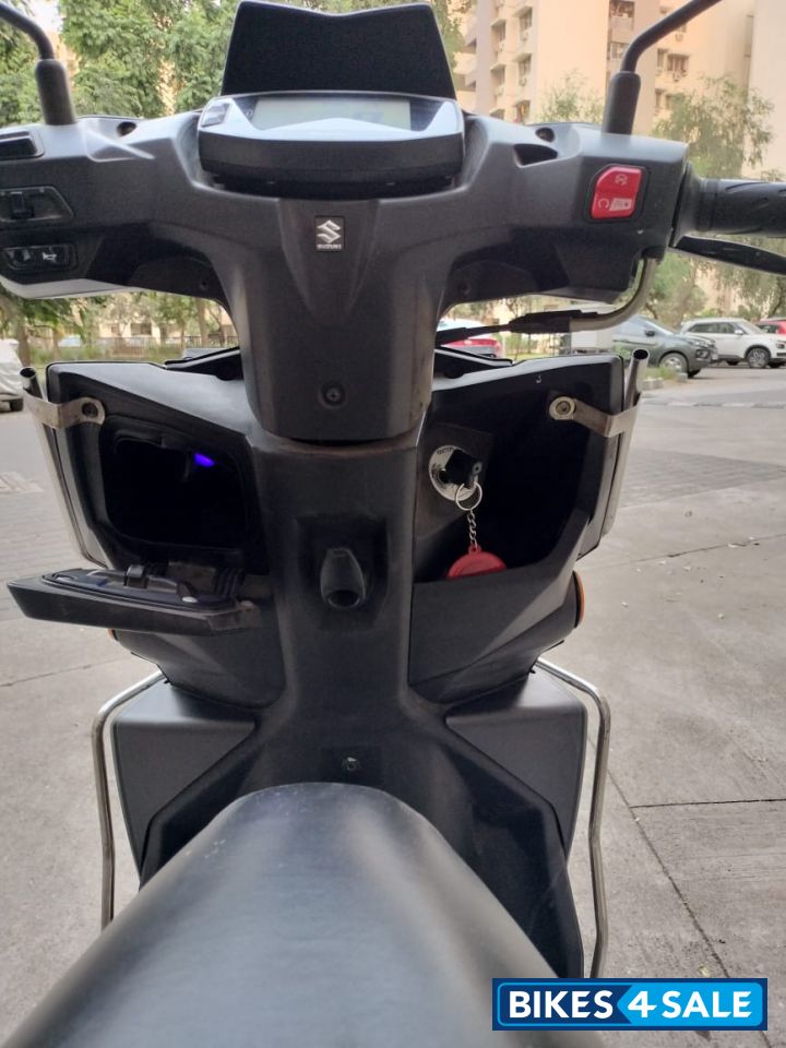 Black Suzuki Avenis 125 Ride Connect Edition