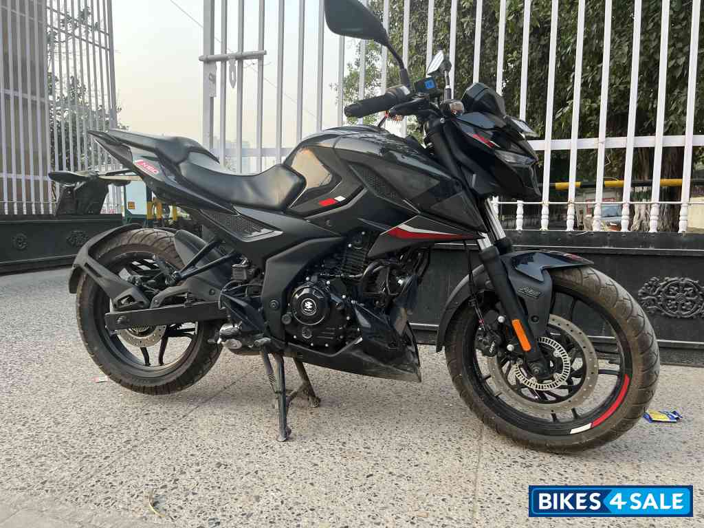 Black Bajaj Pulsar N160