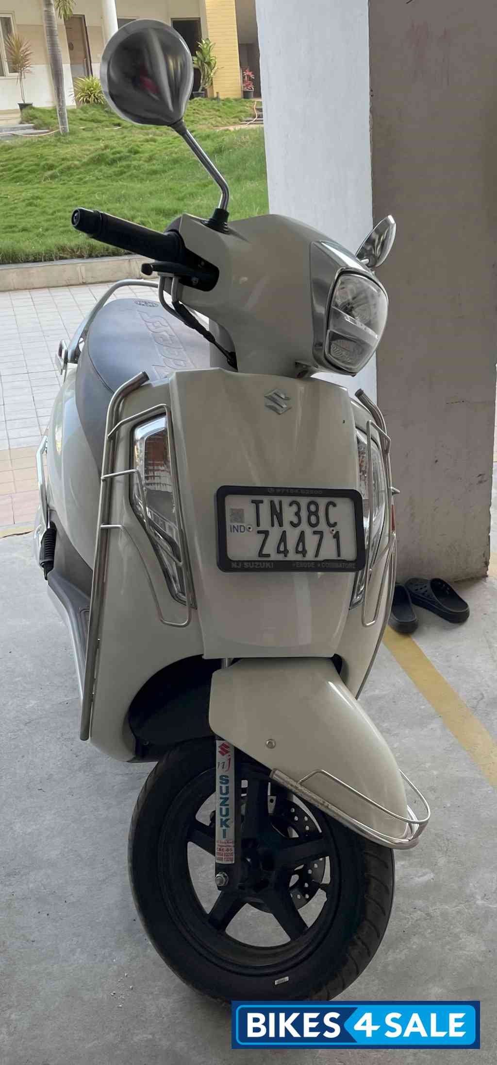 White Suzuki Access 125 Ride Connect Edition